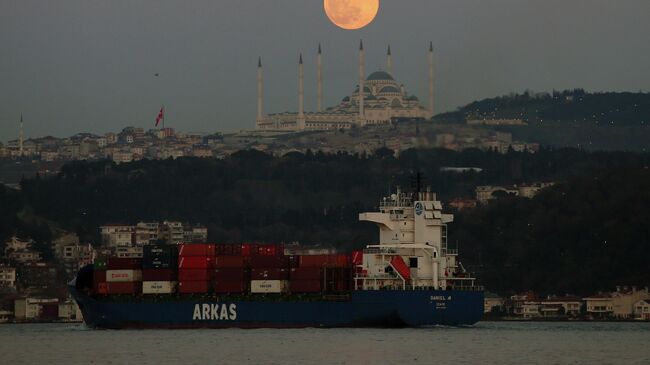 Корабль пересекает пролив Босфор в Стамбуле
