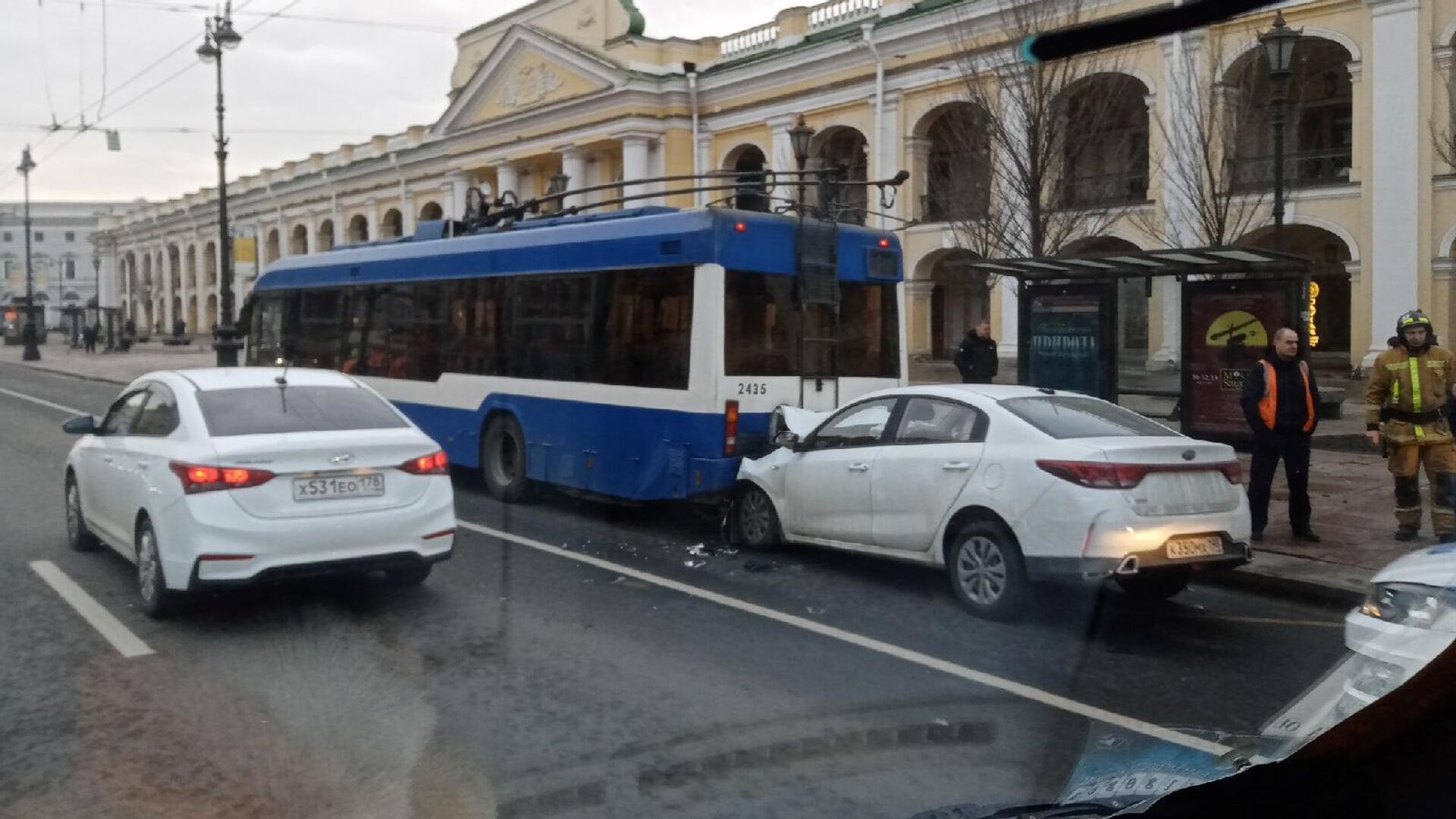 На месте ДТП с участием  троллейбуса на Невском проспекте в Санкт-Петербурге - РИА Новости, 1920, 05.04.2021