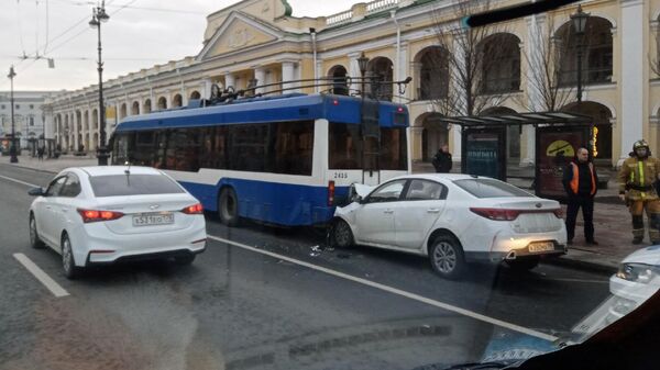 На месте ДТП с участием  троллейбуса на Невском проспекте в Санкт-Петербурге