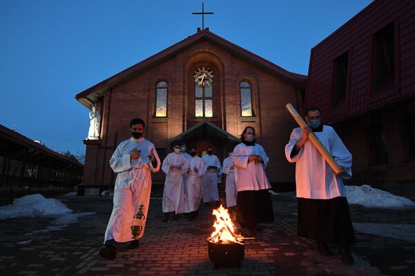 Священнослужители на праздничном пасхальном богослужении в католическом Кафедральном соборе Преображения Господня в Новосибирске