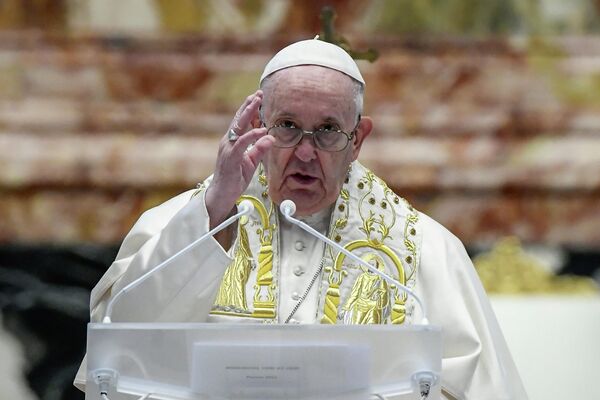Папа Франциск произносит свое благословение после празднования Пасхальной мессы в базилике Святого Петра в Ватикане