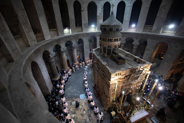 Священники во время Пасхальной воскресной мессы в Храме Гроба Господня в  Старом городе Иерусалима