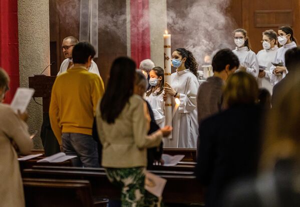Верующие на праздничном пасхальном богослужении в Милане