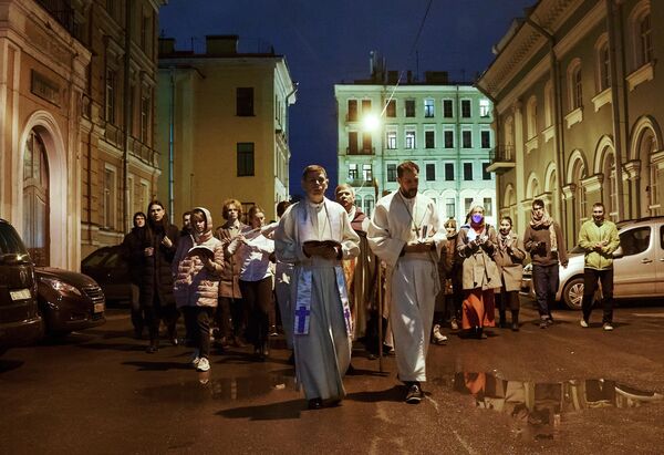Священнослужители и верующие во время крестного хода в рамках праздничного пасхального богослужения в Евангелическо-Лютеранской церкви Святой Анны (Анненкирхе) в Санкт-Петербурге