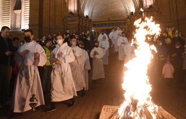 Верующие и священнослужители во время праздничного пасхального богослужения в римско-католическом кафедральном соборе Непорочного Зачатия Пресвятой Девы Марии в Москве