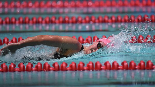 Анастасия Кирпичникова на дистанции 1500 метров на спине в полуфинальном заплыве среди мужчин\женщин на чемпионате России по плаванию.