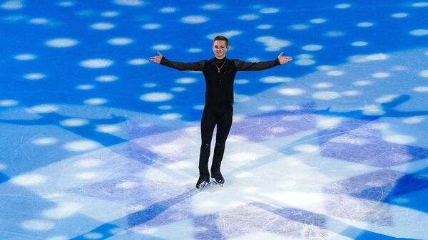 Михаил Коляда (Россия) во время показательных выступлений на чемпионате мира по фигурному катанию в Стокгольме.