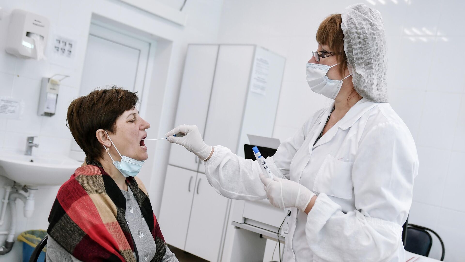 Забор биоматериала у пациентки для тестирования на коронавирус в городской поликлинике №7 в Симферополе - РИА Новости, 1920, 16.08.2021