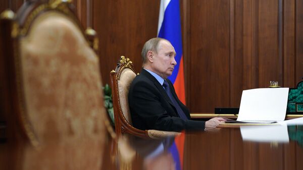 Президент РФ Владимир Путин во время встречи с министром сельского хозяйства РФ Дмитрием Патрушевым