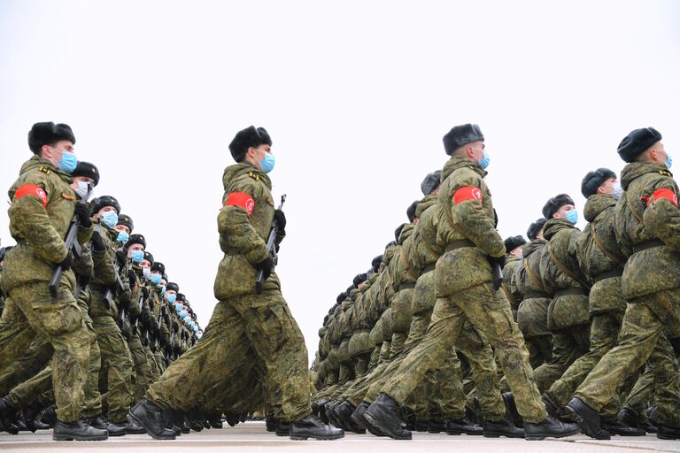 Военнослужащие во время репетиции военного парада, приуроченного к 76-летию Победы в Великой Отечественной войне, в подмосковном Алабино