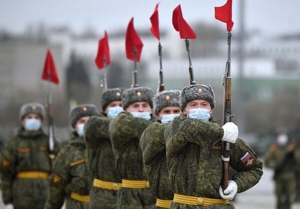 Военнослужащие во время репетиции военного парада, приуроченного к 76-летию Победы в Великой Отечественной войне, в подмосковном Алабино Военнослужащие во время репетиции военного парада, приуроченного к 76-летию Победы в Великой Отечественной войне, в подмосковном Алабино