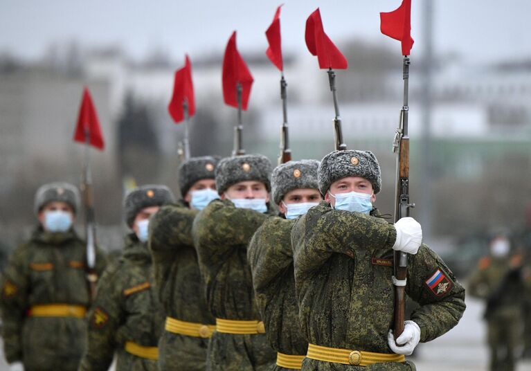 Военнослужащие во время репетиции военного парада, приуроченного к 76-летию Победы в Великой Отечественной войне, в подмосковном Алабино