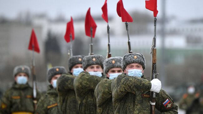 Военнослужащие во время репетиции военного парада, приуроченного к 76-летию Победы в Великой Отечественной войне, в подмосковном Алабино