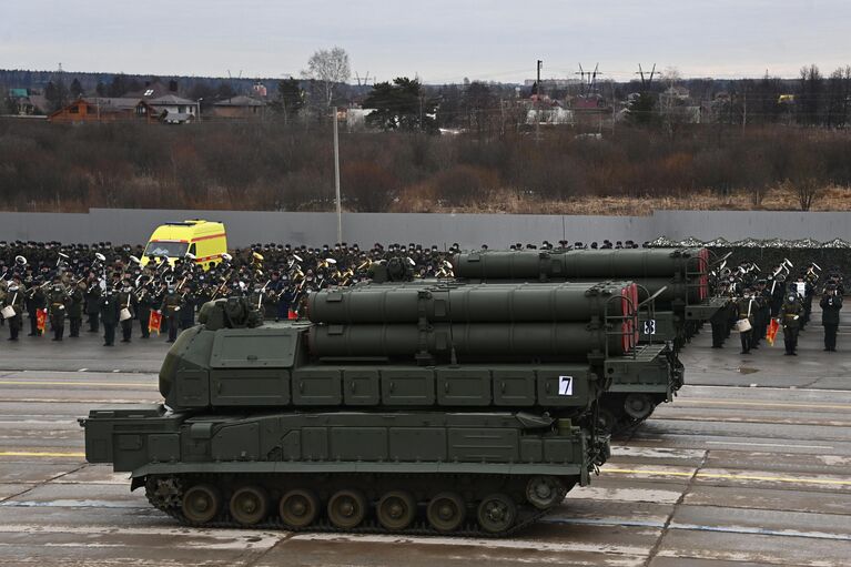 Зенитно-ракетный комплекс Бук-М3 во время репетиции военного парада, приуроченного к 76-летию Победы в Великой Отечественной войне, в подмосковном Алабино