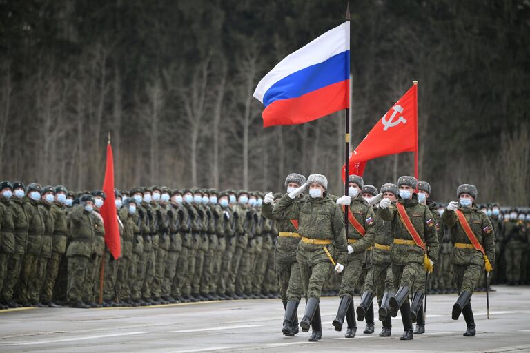 Военнослужащие во время репетиции военного парада, приуроченного к 76-летию Победы в Великой Отечественной войне, в подмосковном Алабино