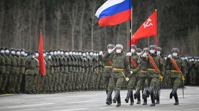 Военнослужащие во время репетиции военного парада, приуроченного к 76-летию Победы в Великой Отечественной войне, в подмосковном Алабино