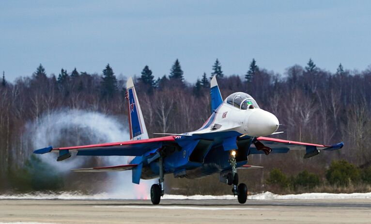 Истребитель Су-30СМ пилотажной группы Русские витязи, которая 5 апреля 2021 года  отмечают свое 30-летие, на репетиции воздушной части парада Победы в Кубинке