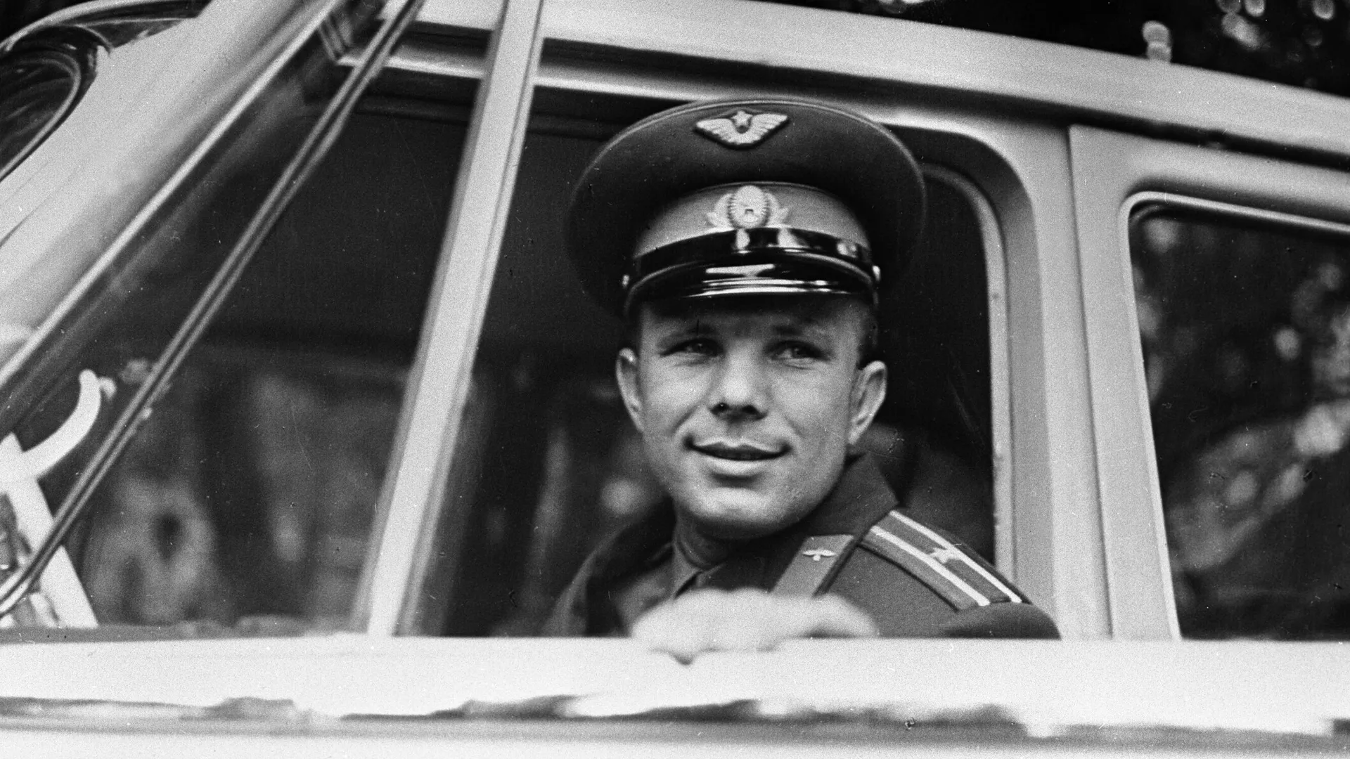 Летчик-космонавт, Герой Советского Союза Юрий Гагарин в салоне автомобиля Летчик-космонавт, Герой Советского Союза Юрий Гагарин в салоне автомобиля - РИА Новости, 1920, 11.08.2022