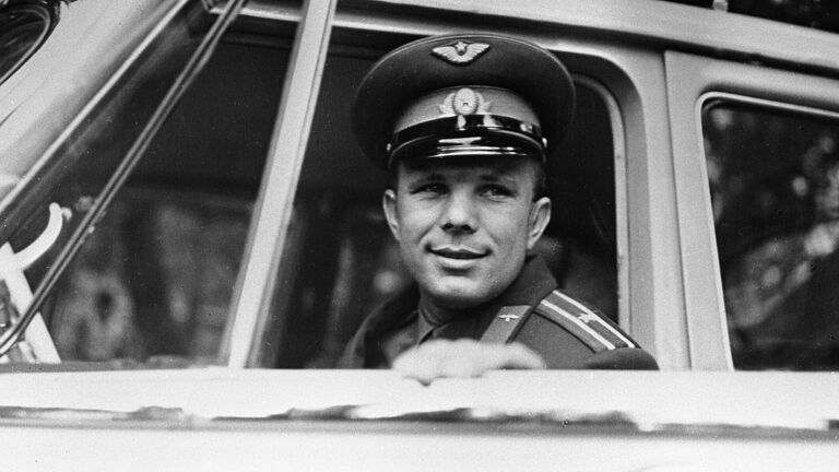 Летчик-космонавт, Герой Советского Союза Юрий Гагарин в салоне автомобиля