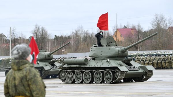 Танки Т-34 во время репетиции военного парада, приуроченного к 76-летию Победы в Великой Отечественной войне, в подмосковном Алабино