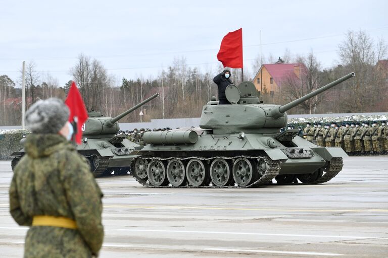 Танки Т-34 во время репетиции военного парада, приуроченного к 76-летию Победы в Великой Отечественной войне, в подмосковном Алабино