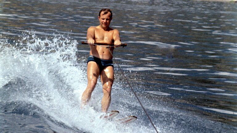 Летчик-космонавт СССР Юрий Гагарин катается на водных лыжах во время отдыха в Крыму