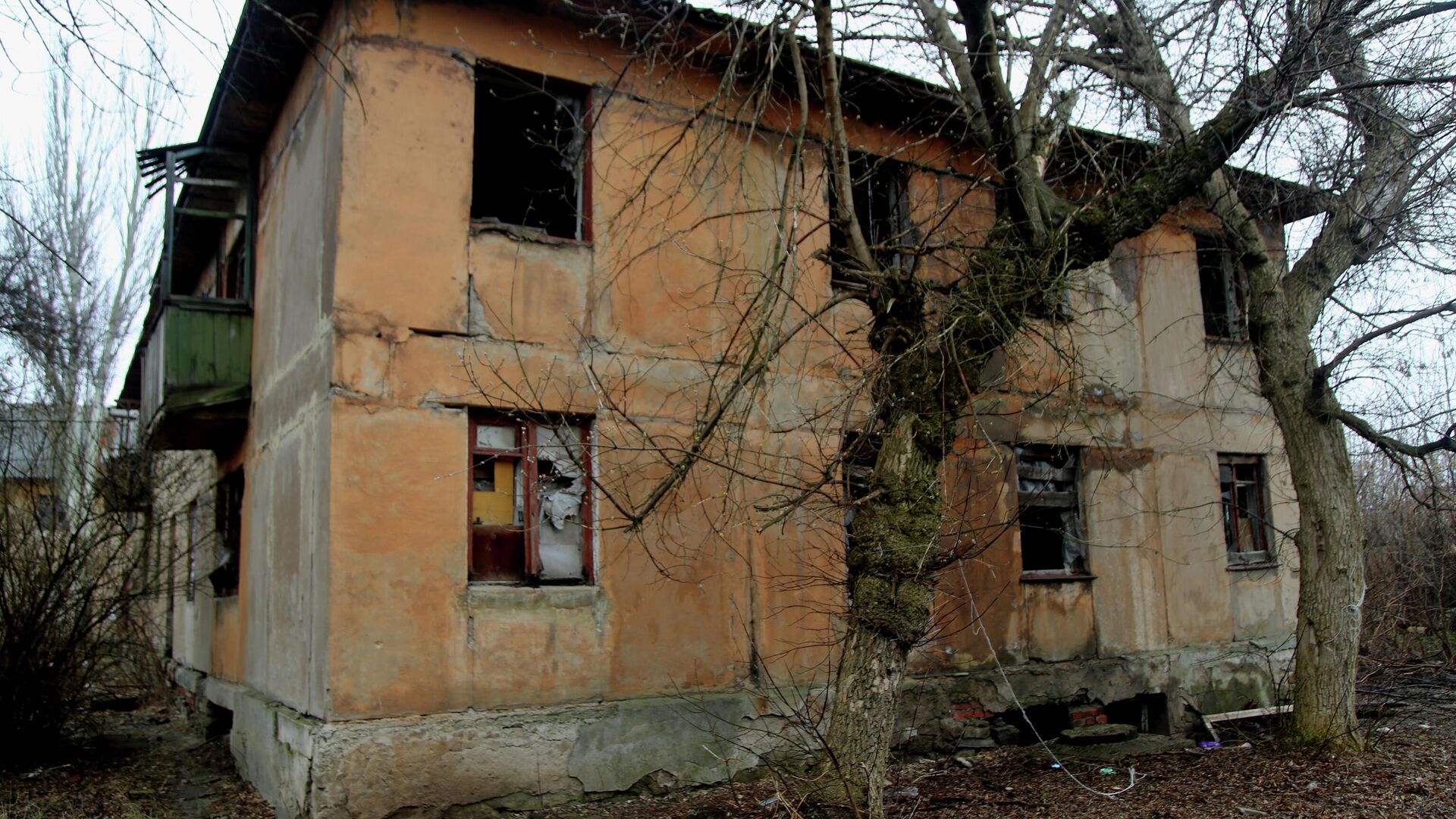 Один из домов поселка шахты Глубокая в Горловке, пострадавший из-за обстрелов - РИА Новости, 1920, 08.04.2021
