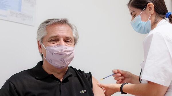 Президент Аргентины Альберто Фернандес получил первую дозу российской вакцины Спутник V в Аргентине