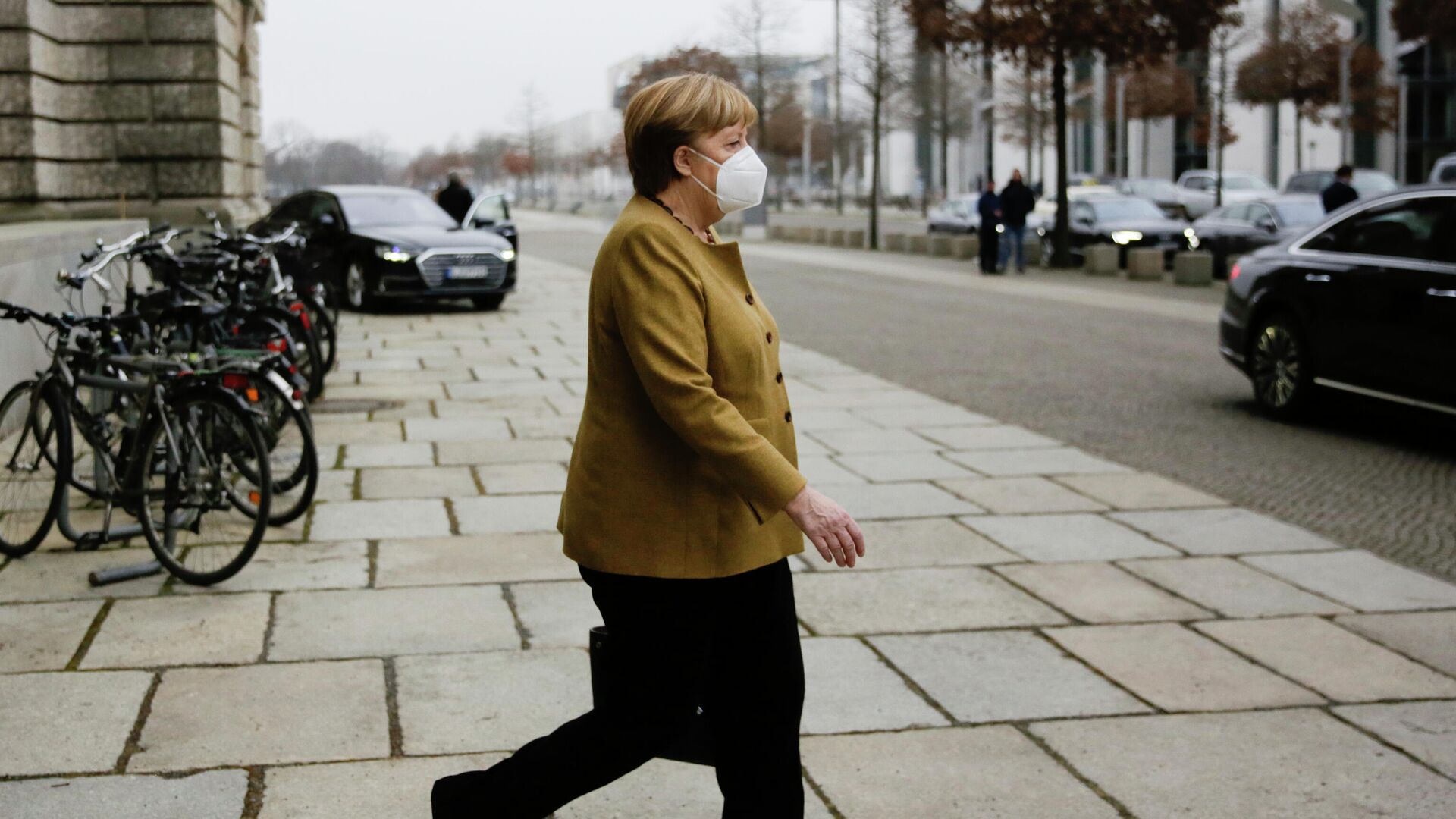 Канцлер Германии Ангела Меркель выходит из здания парламента в Берлине  - РИА Новости, 1920, 11.04.2021