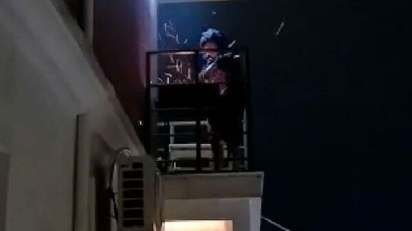 Житель Сочи жарит шашлык на балконе 