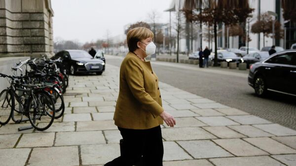 Канцлер Германии Ангела Меркель выходит из здания парламента в Берлине 