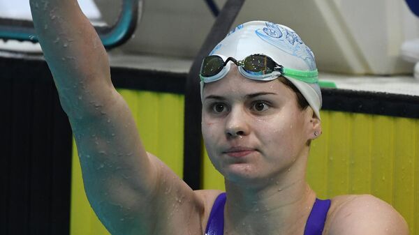 Мария Каменева, занявшая 1-е место на дистанции 100 метров на спине среди женщин, после финального заплыва на чемпионате России по плаванию в Казани.