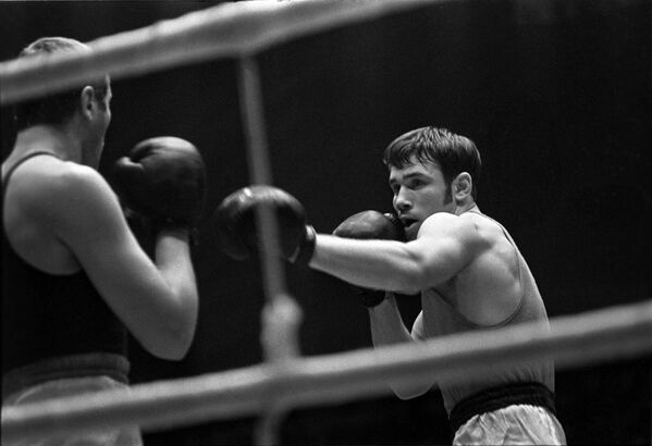 Боксер Олег Коротаев (справа) на чемпионате СССР по боксу. 1970 год.