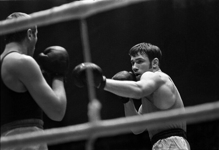 Боксер Олег Коротаев (справа) на чемпионате СССР по боксу. 1970 год.