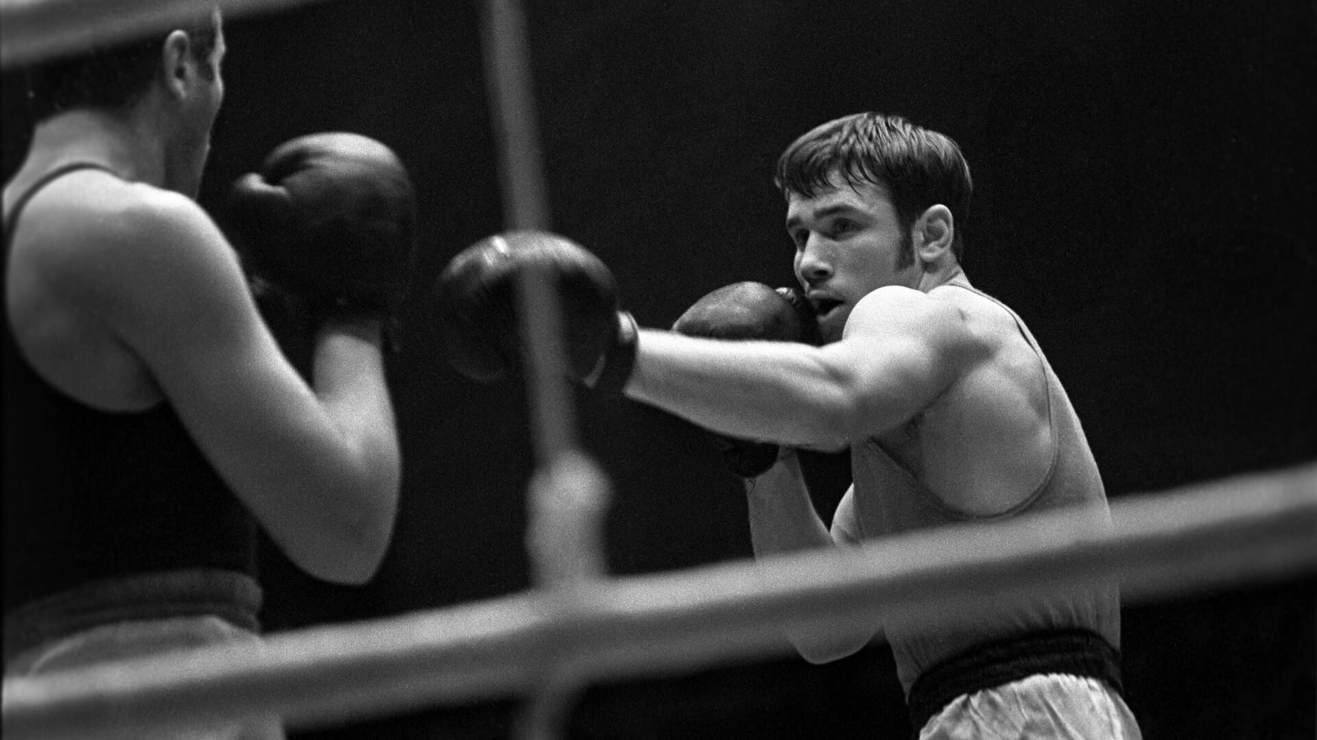 Боксер Олег Коротаев (справа) на чемпионате СССР по боксу. 1970 год. - РИА Новости, 1920, 20.11.2022