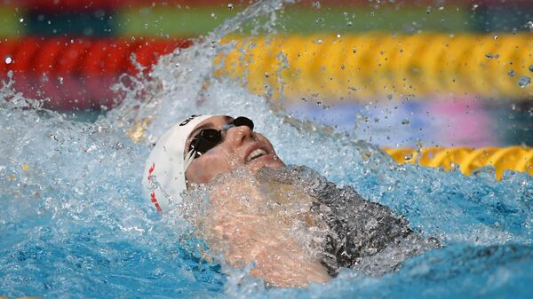 Анастасия Фесикова на дистанции 100 метров на спине в финальном заплыве среди женщин на чемпионате России по плаванию в Казани.