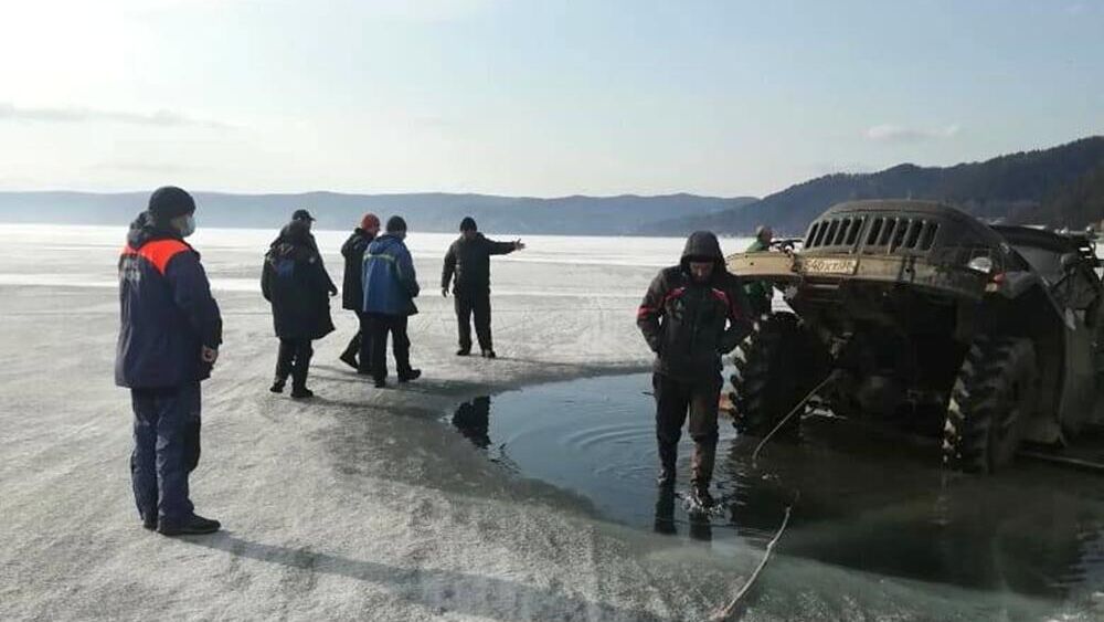 Сотрудники МЧС РФ вытаскивают из воды грузовой автомобиль, который провалился под лед на озере Байкал - РИА Новости, 1920, 06.04.2021