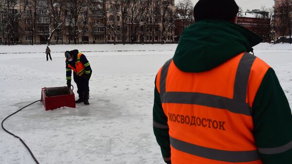 Сотрудники ГУП Мосводосток проводят работы по аэрации Патриарших прудов в Москве
