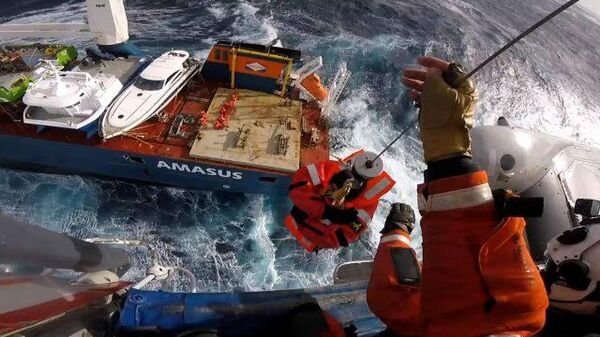 Эвакуация экипажа потерявшего ход судна Eemslift Hendrika