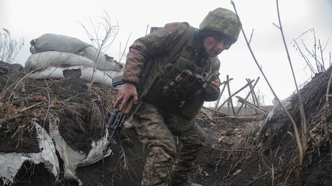 Украинский военнослужащий на боевых позициях на линии разделения в Донецкой области