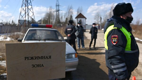 Сотрудники правоохранительных органов у исправительной колонии № 2 в городе Покрове Владимирской области