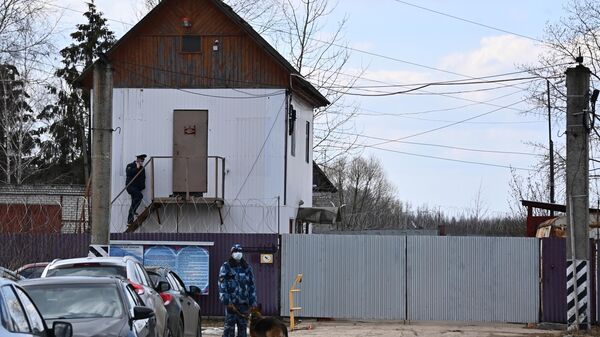 Сотрудники правоохранительных органов у исправительной колонии No 2 в городе Покрове Владимирской области