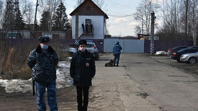 Сотрудники правоохранительных органов у исправительной колонии No 2 в городе Покрове Владимирской области