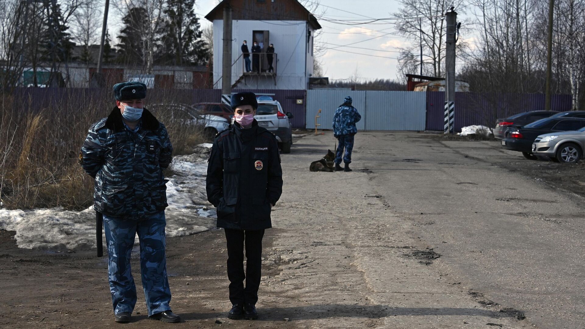 Сотрудники правоохранительных органов у исправительной колонии No 2 в городе Покрове Владимирской области - РИА Новости, 1920, 06.04.2021