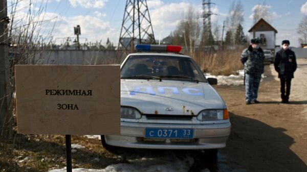 Сотрудники правоохранительных органов у исправительной колонии No 2 в городе Покрове Владимирской области