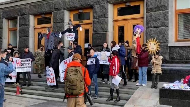 Митингующие пришли с пугалами к офису Зеленского  - РИА Новости, 1920, 06.04.2021