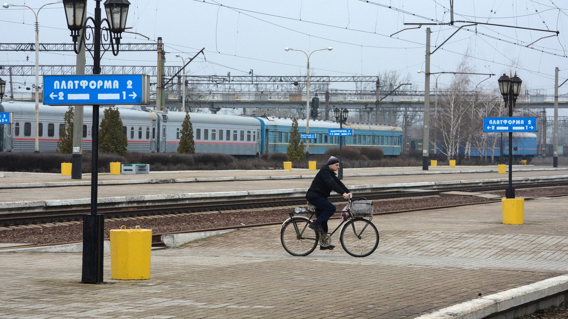 Велосипедист едет по перрону станции Ясиноватая в Донецкой области - РИА Новости, 1920, 13.04.2022