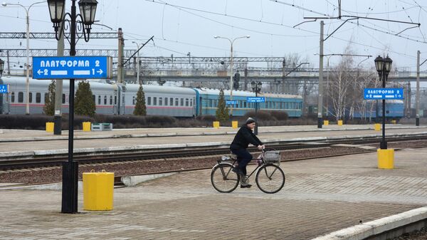 Велосипедист едет по перрону станции Ясиноватая в Донецкой области
