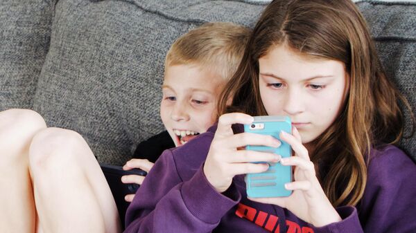 Дети с мобильными телефонами в руках