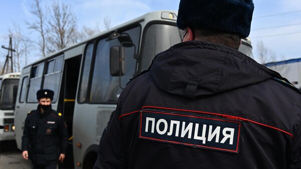 Сотрудники полиции у исправительной колонии № 2 в городе Покрове Владимирской области